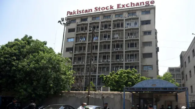 গত জুন মাসে জঙ্গী হামলা চালানো হয় করাচির এই স্টক এক্সচেঞ্জে