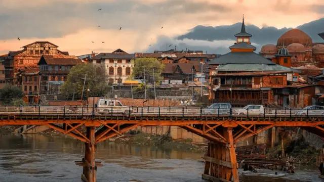 বেশি রোজগারের আশায় জীবনের ঝুঁকি নিয়েও শ্রীনগরে আসতে চান বহু অভিবাসী শ্রমিক
