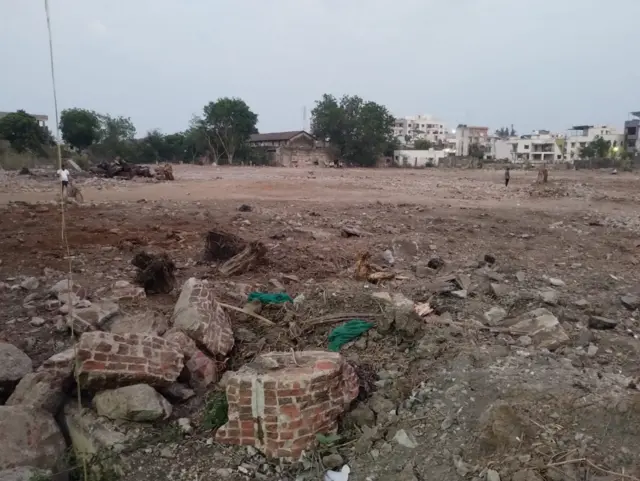 નવસારીની પ્રખ્યાત કોટનની મિલોને તોડી પાડવામાં આવી રહી છે. આવી જ એક કોટન મિલના અવશેષો જોઈ શકાય છે