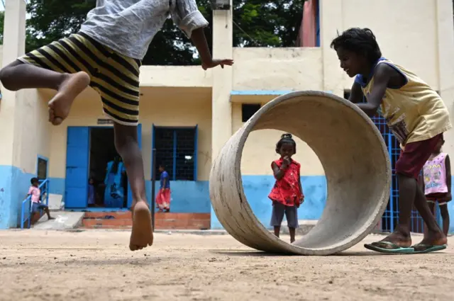 பழங்குடியினர் படிப்பறிவு: உத்தரபிரதேசத்தை விட தமிழ்நாட்டில் குறைந்தது ஏன்? தரவுகள் சொல்வது என்ன?