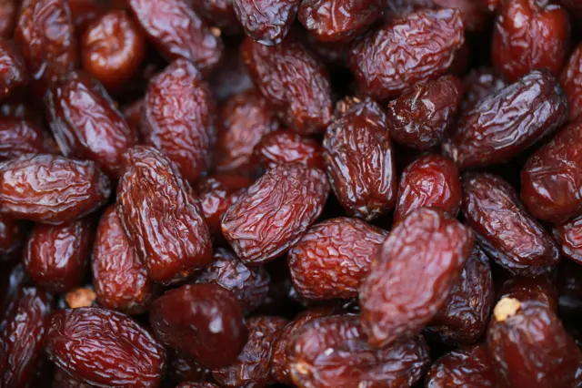 অধিকাংশ রোজাদারের ইফতার আয়োজনে খেজুর থাকেই।