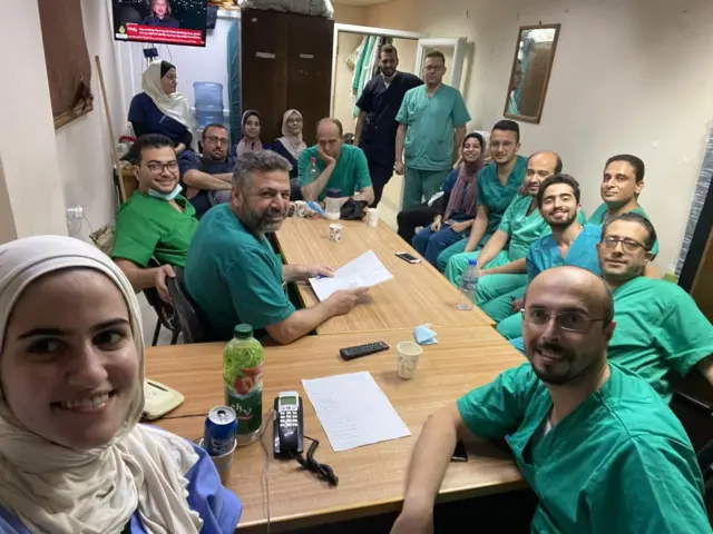 Sara Alsaqqa,ɓangaren hagu daga ƙasa, ta zama likitar fiɗa mace ta farko a Gaza
