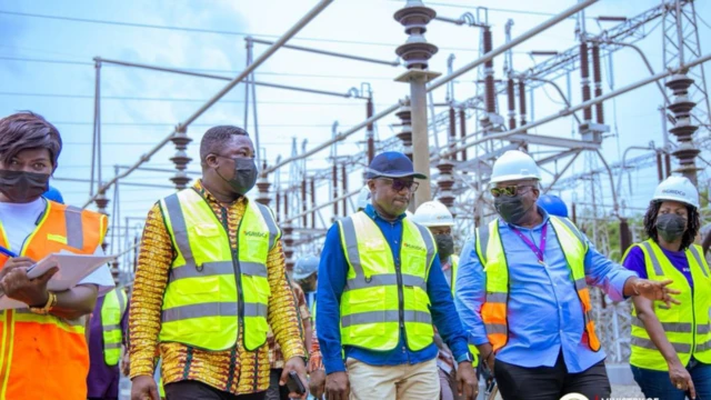 Picture show wen di Energy minister visit di power station to see tins for imserf