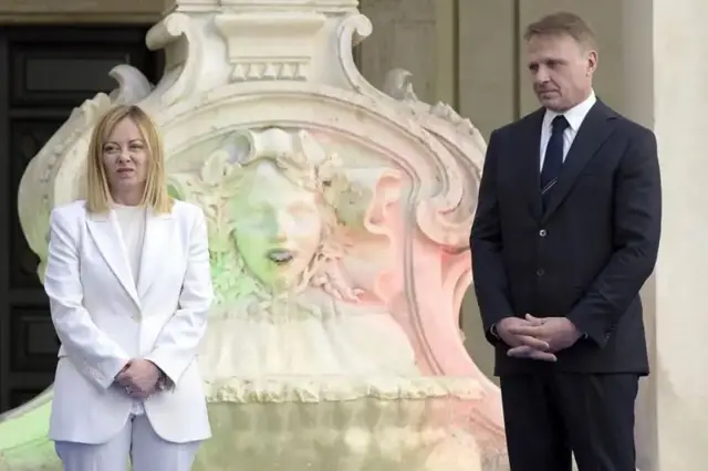 جورجا ملونی با کت و شلوار سفید و فرانچسکو لولوبریجیدا در مراسم جوایز استادان هنر آشپزی ایتالیا در ۲ آوریل ۲۰۲۵ در رم. بین آنها یک نقش برجسته بزرگ است