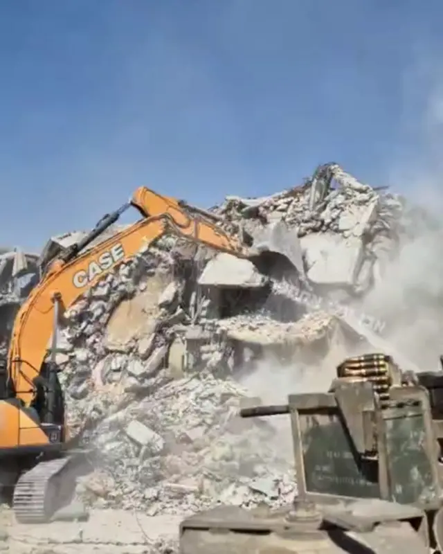 ኣብ ስራሕቲ ምፍራስ ቓዛ ዝተዋፈራ ማሽነሪታት