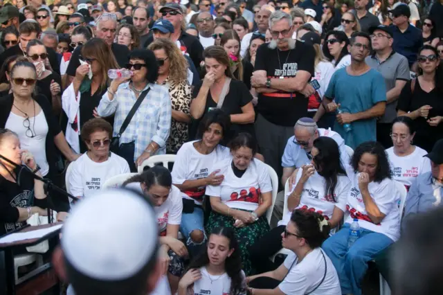 हमास के हमले में मारे गए इसराइली लोगों के अंतिम संस्कार में शामिल होते लोग