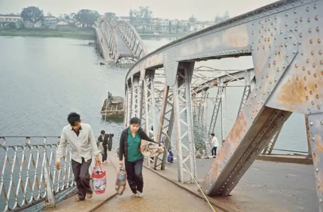 Cầu Trường Tiền, Huế bị quân đội miền Bắc phá hủy để rút quân trong trận chiến Tết Mậu Thân 1968