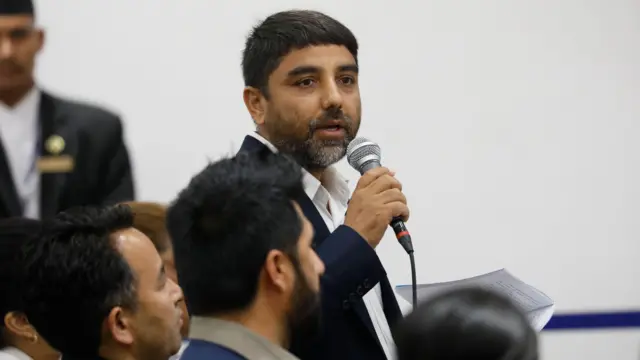राष्ट्रिय स्वतन्त्र पार्टी रास्वपाका प्रमुख सचेतक कवीन्द्र बुर्लाकोटी, छेउमा रास्वपाका सभापति रवि लामिछाने र नेता गणेश पराजुली