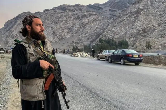 தாலிபன் வீரர் ஒருவர்