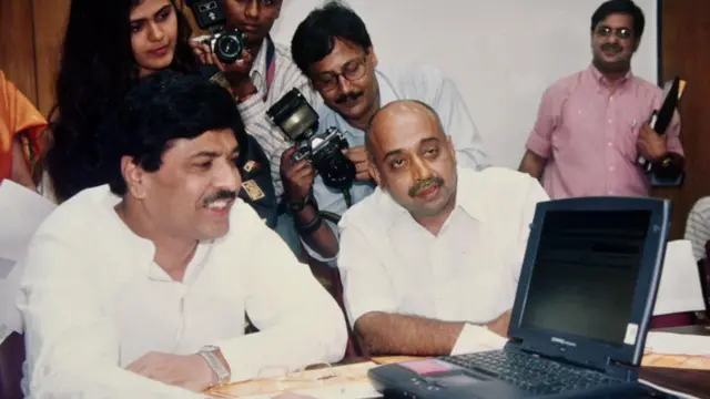 বিজেপি অফিসে বসে নেতামন্ত্রীরা শিখছেন ল্যাপটপ কীভাবে কাজ করে। ১৯৯৯