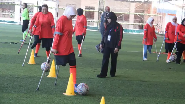 لاعبات في فريق كرة قدم نسائي للمبتورين في قطاع غزة أثناء التمرين