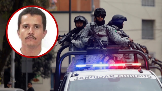 Una foto compuesta con el rostro de Nemesio Oseguera y miembros de la Guardia Nacional abordo de una patrulla