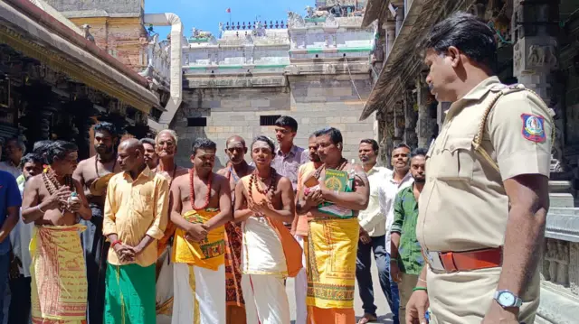 கனக சபையில் பக்தர்கள் ஏறக்கூடாது என அறிவிப்பு பதாகை வைக்கப்பட்டது ஏன்?