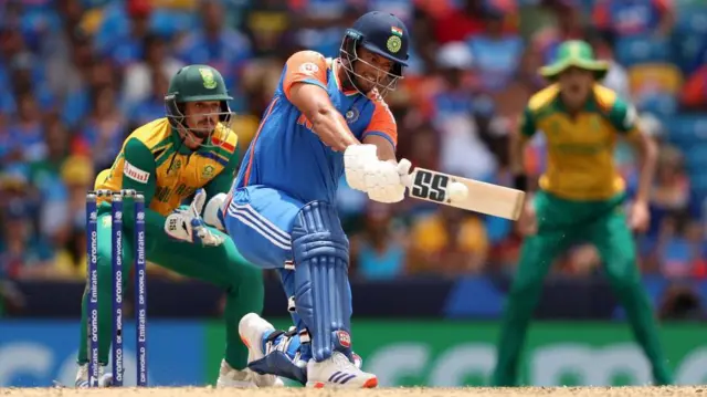 क्रिकेट मैच में शॉट लगाता बल्लेबाज