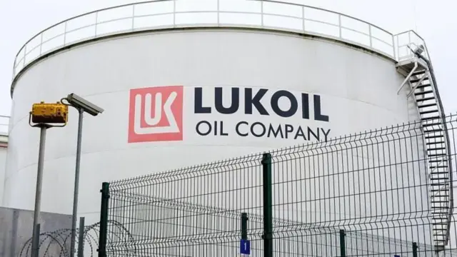 अमेरिकेनं रशियन कंपनी रोझनेफ्टसह ल्युकोइलवरही बंदी घातली आहे.