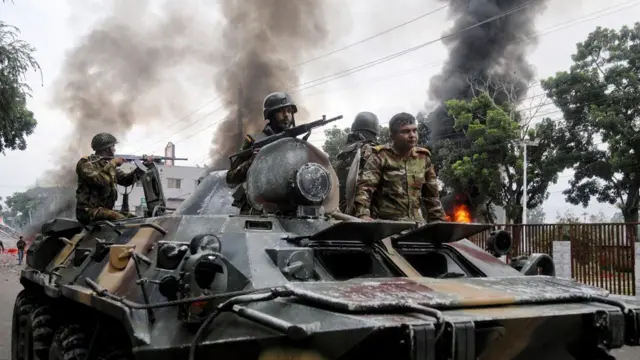 গোপালগঞ্জে সংঘর্ষ শুরুর পর সেনাবাহিনীর টহল