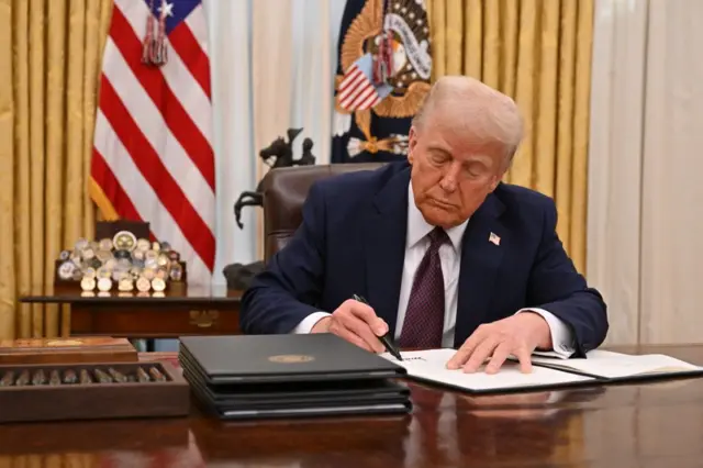 Donald Trump firmando una orden ejecutiva