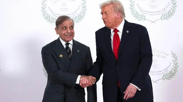 পকিস্তানের প্রধানমন্ত্রী শাহবাজ শরিফ ও মার্কিন প্রেসিডেন্ট ডোনাল্ড ট্রাম্প (ফাইল ছবি)