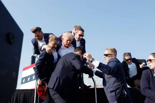 Agentes del servicio secreto retiran a Donald Trump del escenario