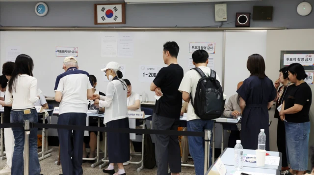 서울 강남구 압구정고등학교에 마련된 압구정동 제1 투표소에서 시민들이 투표를 하기위해 줄서서 기다리고 있다.