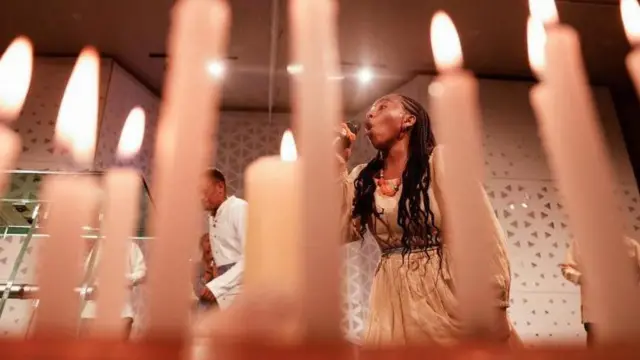 Wata mai wakar coci a Habasha tana waken bikin sabuwar shekarar Ethiopia a cocin Lutheran da ke Adis Ababa
