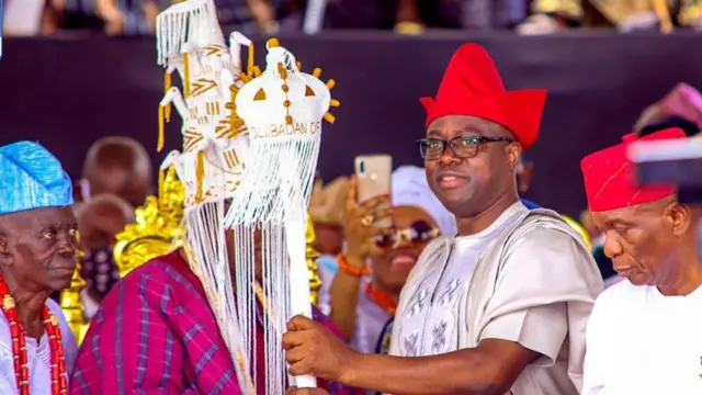 Gomina Seyi Makinde n gbe ọpa aṣẹ fun Olubadan to waja, Ọba Mohood Lekan Balogun.