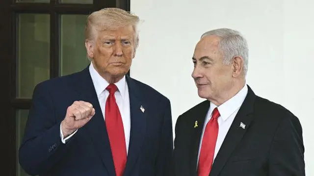 Donald Trump ve Binyamin Netanyahu Beyaz Saray'da yan yana gazetecilere poz veriyor - 7 Nisan 2025