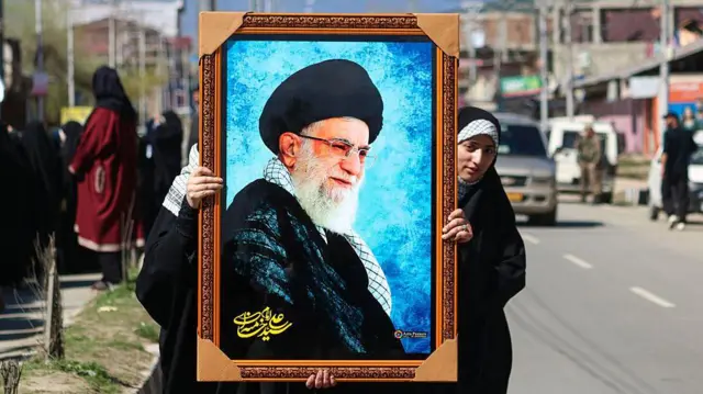 29 Mart 2025'te, Filistinlilere destek amacıyla yapılan Kudüs Günü etkinliğinde bir kadın, İran'ın Dini Lideri Ayetullah Ali Hamaney'in portresini taşıyor.