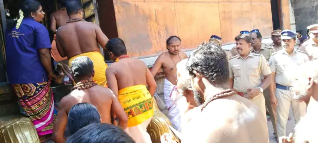 கனக சபையில் பக்தர்கள் ஏறக்கூடாது என அறிவிப்பு பதாகை வைக்கப்பட்டது ஏன்?