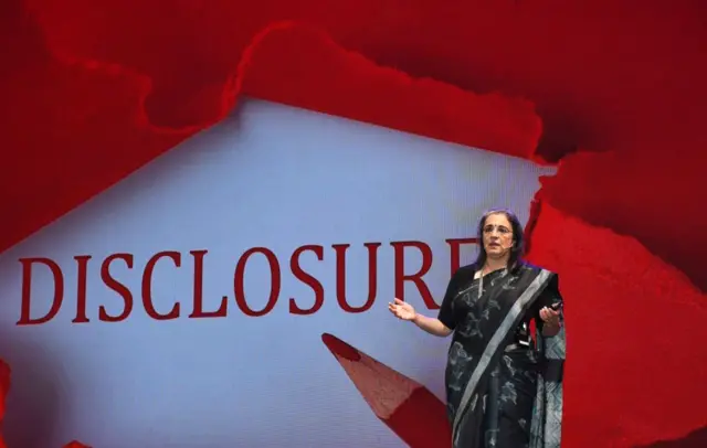 शनिवार को हिंडनबर्ग की रिपोर्ट में आरोप लगने के बाद बुच दंपति ने बयान जारी कर कहा कि ये निवेश उन्होंने सिंगापुर में प्राइवेट सिटीजन रहने हए किया था. 