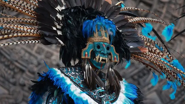 Un hombre vestido con un traje prehispánico durante la conmemora el 700 aniversario de la fundación de México-Tenochtitlan, en el Zócalo de la Ciudad de México, México, el 11 de julio de 2025.