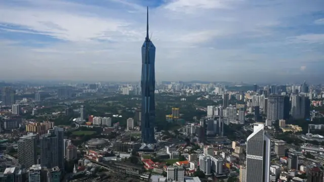 مردیکا ۱۱۸ با ۶۷۹ متر ارتفاع در کوالا لامپور مالزی واقع است و همینطور که از نامش پیداست ۱۱۸ طبقه دارد. این برج به ارتفاع هفت مجسمه آزادی که روی هم قرار گرفته باشند بلند است