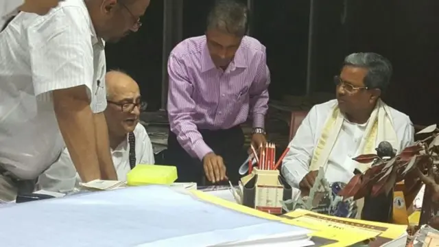 દિલ્હીમાં કાવેરી જળવિવાદ પર કર્ણાટકના મુખ્ય મંત્રી સિદ્ધારમૈયા સાથે ચર્ચા કરતા ફલી નરીમન