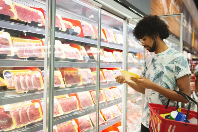 Homem comprando carnefreebet reviewssupermercado