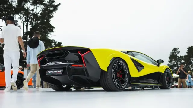 یک موتور دوازده سیلندر و سه موتور الکتریکی در مجموع ۱۰۸۰ اسب بخار نیرو تولید می‌کند