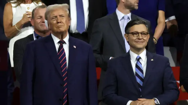 Donald Trump junto a Mike Johnson