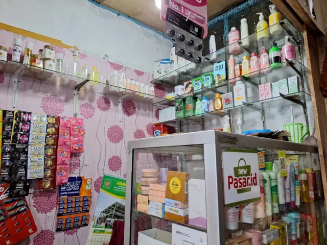 Sebuah warung kosmetik dan obat harian tanpa penjual tampak di Makassar, Sulawesi Selatan, Kamis (02/04).