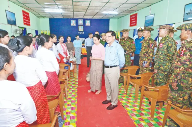 စစ်ခေါင်းဆောင် ဗိုလ်ချုပ်မှူးကြီး မင်းအောင်လှိုင်နဲ့ ကိုကိုးကျွန်းတပ်နယ်က စစ်တပ်ဖွဲ့ဝင်တွေ