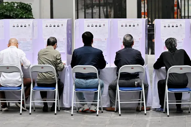 Người dân bỏ phiếu tại Hà Nội hôm 15/3