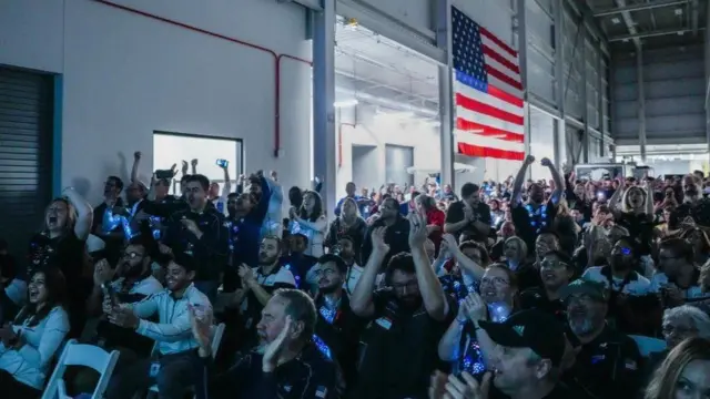 기뻐하는 직원들의 모습