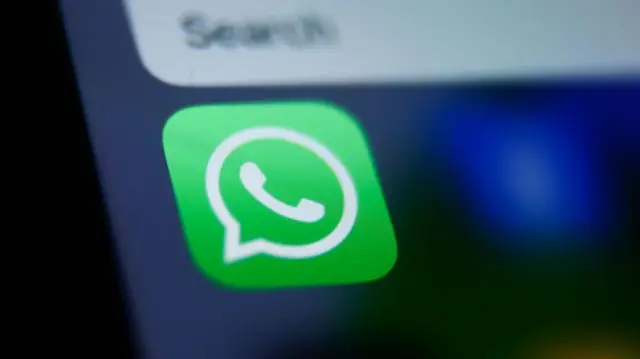 O ícone do WhatsApp exibido na tela de um celular 