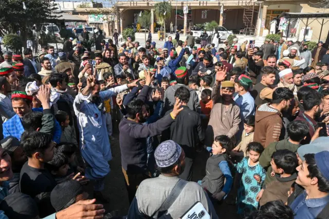 تحریک انصاف ګوند د ټاکنو پایلو پر ضد احتجاجونه کړي او پر ټاکنو کمېسیون یې د ټکي، برګي تورونه پورې کړي دي.