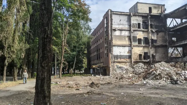 Một khu chung cư bị trúng tên lửa tại Kyiv.