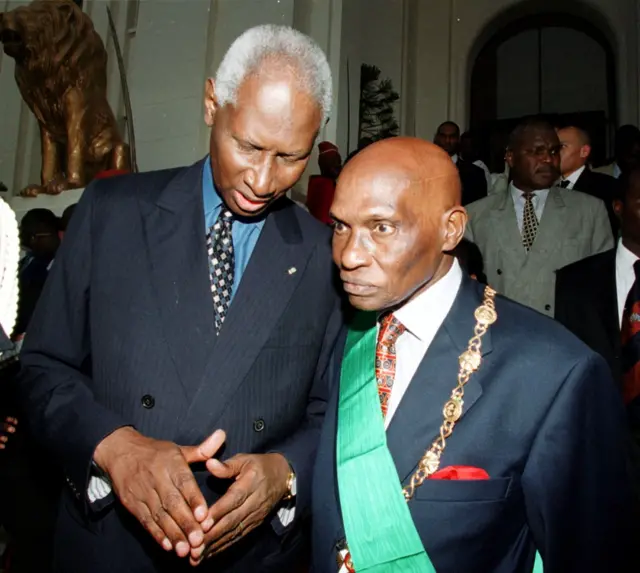 Le Président Abdou Diouf remet le pouvoir à son successeur Abdoulaye Wade (à droite)