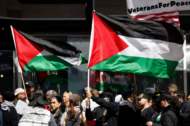 متظاهرون مؤيدون لفلسطين يتجمعون خارج حفل تكريم الممثلة الإسرائيلية جال غادوت أثناء استلامها نجمة ممشى المشاهير في هوليوود في 18 مارس/آذار 2025.