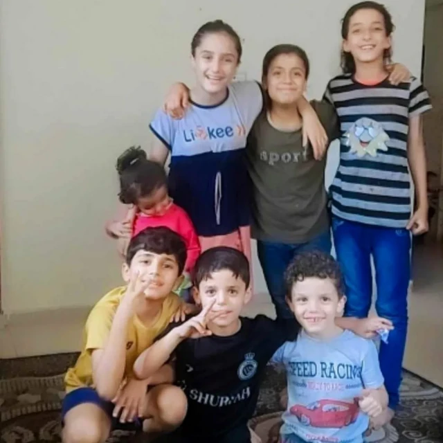 Alma, berdiri di tengah, bersama sepupu-sepupunya yang juga tewas dalam serangan udara yang dilaporkan.