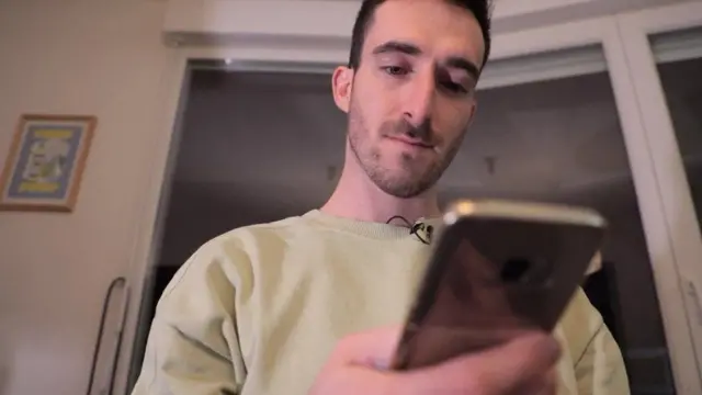 Fabien Accadini melihat remaja pria berambut pirang, lumayan tinggi, mengenakan sweter putih dan jins hitam dan menggunakan senter di kegelapan malam. 