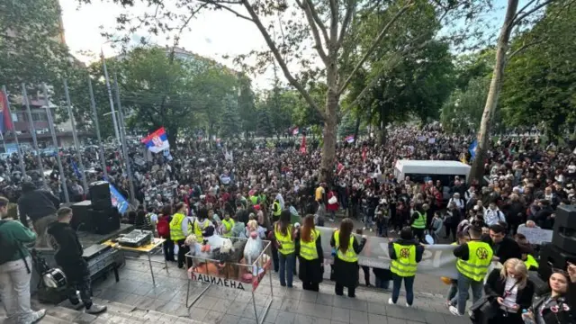 Studentski protest „Izbori(mo) se” održan je kilometar dalje od SNS mitinga