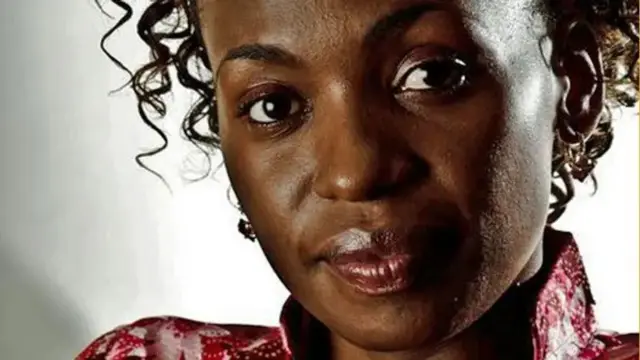 Terry Gobanga é uma mulher negra com cabelos cacheados