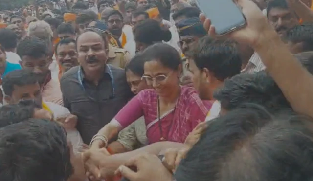 सुप्रिया सुळेंना आंदोलकांचा घेराव